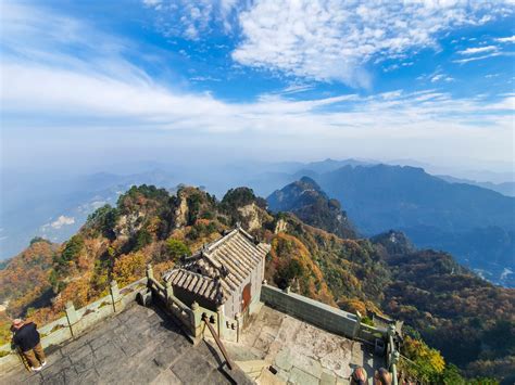 Ancient Splendor! Exploring the Enigmatic Ruins of the Wudang Mountain Temple