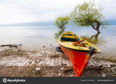 The Uluabat Lake: A Birdwatcher's Paradise and Historical Gem in Bursa!