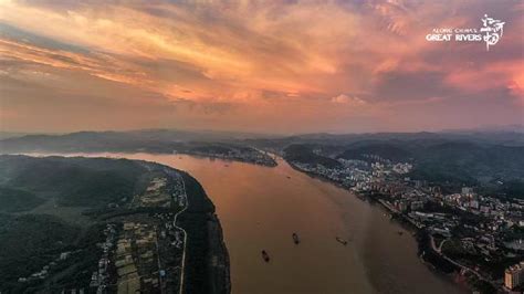  Explore the Mysteries and Majesty of the Xijiang River's Stone Forest! A Geological Marvel and Tranquil Retreat.