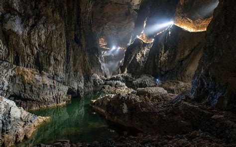 The Ancient Wonders of Shiping Karst Caves: A Journey into Time and Geological Marvels!