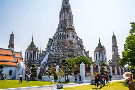 Wat Arun Ratchawararam Ratchawaramahawihan: A Gleaming Icon of Bangkokian History and Architectural Brilliance!